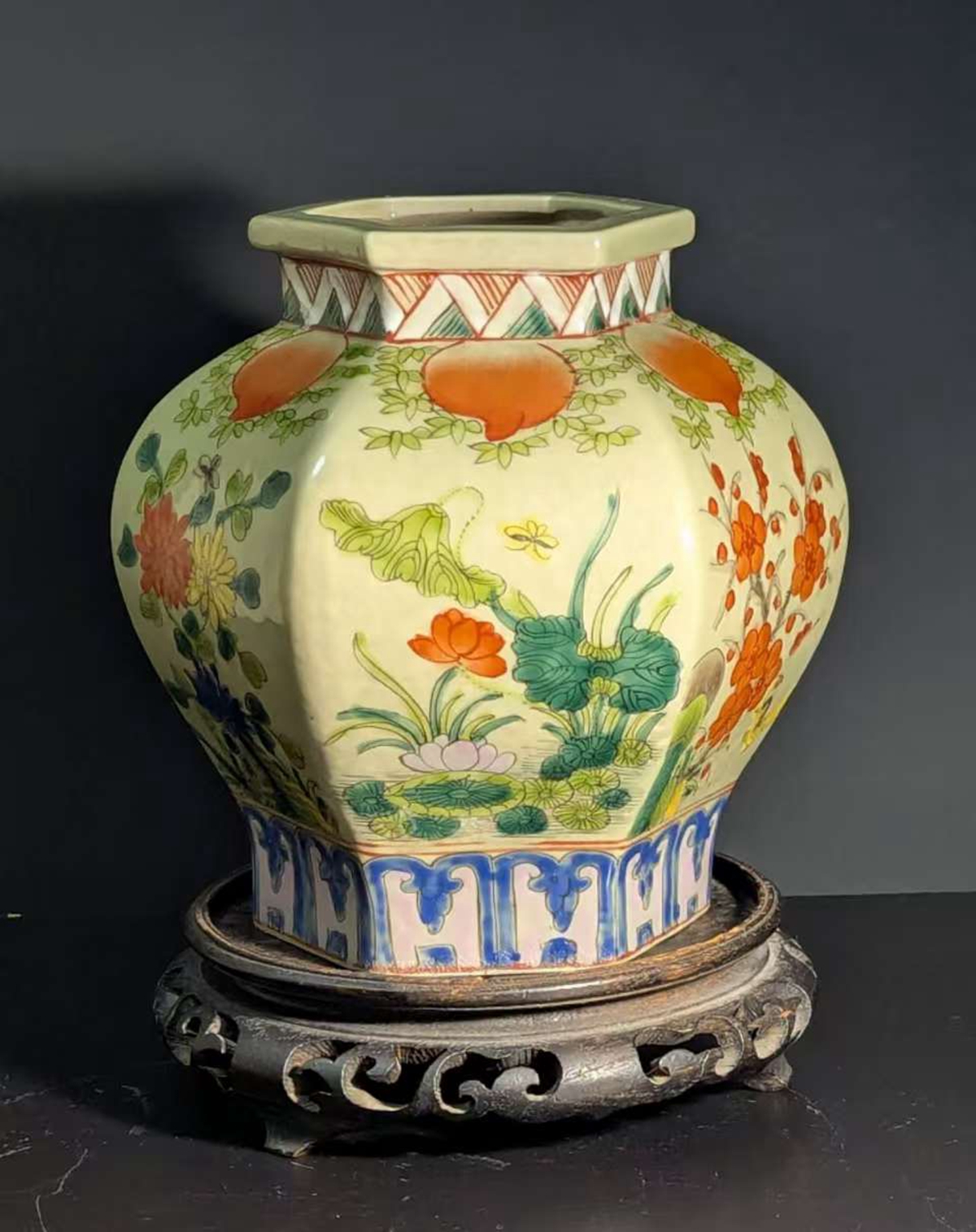 清代粉彩花卉纹罐