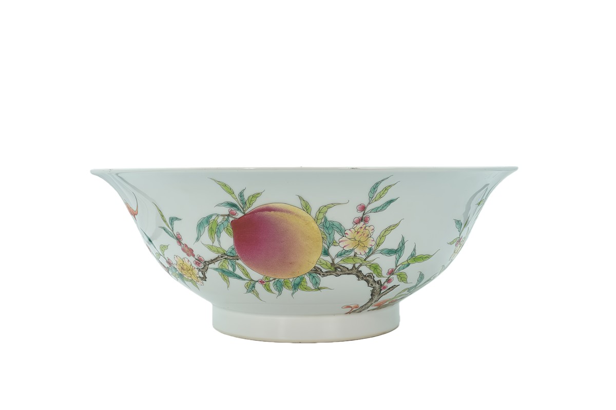 粉彩九桃纹大碗